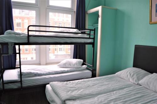 伦敦Bell House Hostel的带窗户的客房内的两张双层床