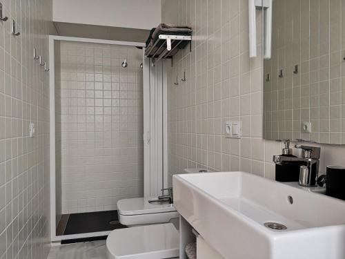塞维利亚White Loft Alameda的白色的浴室设有水槽和卫生间。