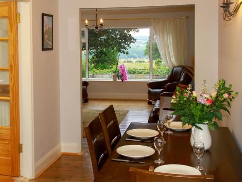 HamsterleyCotswolds Cottage的一间带桌椅的用餐室