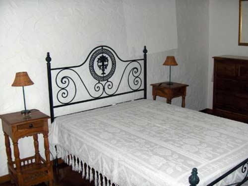 维米欧索Casa da Janal的一间卧室配有一张大床和两张桌子