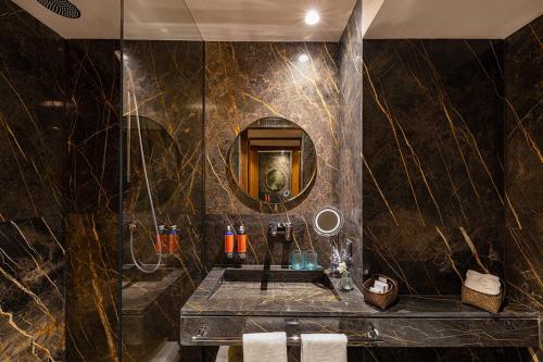 马拉喀什Hotel Jadali & Spa的一间带水槽和镜子的浴室