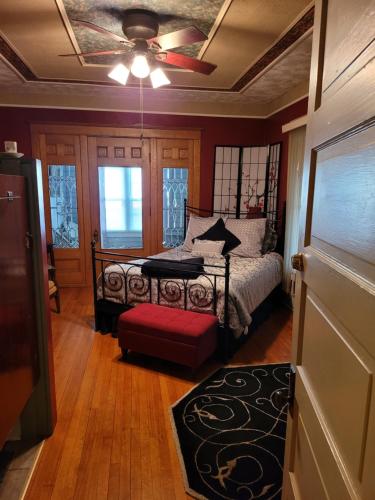 De SmetPrairie House Manor Bed and Breakfast的一间卧室配有一张床和吊扇