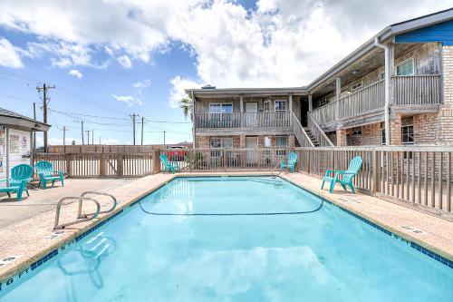 帕德雷岛Seascape Villas的一个带椅子的游泳池以及一座房子
