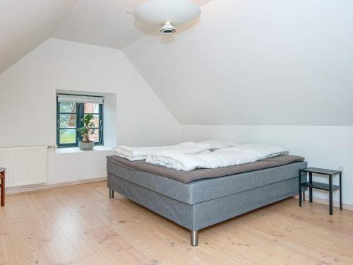 格莱斯堡Holiday home Glesborg CXXX的一间卧室设有一张床和一个窗口