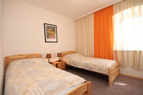 萨利Apartments with a parking space Sali, Dugi otok - 8084的酒店客房设有两张床和窗户。