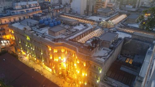 布宜诺斯艾利斯Super Centrico Espectaculares Vistas的建筑的顶部景色,灯火在