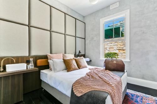 悉尼Terminus Hotel Pyrmont的一间卧室设有一张床和一个窗口