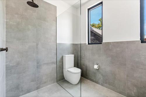 悉尼Terminus Hotel Pyrmont的一间带卫生间和窗户的浴室