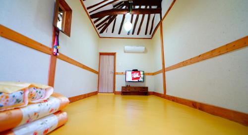 全州市Jeonju Hanok Village Beautiful Garden House的一间空房间,里面设有电视