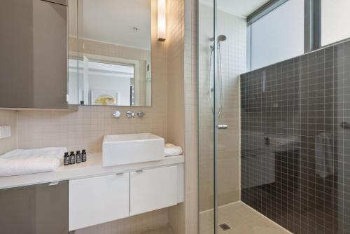 布里斯班Quattro Apartments的一间带水槽和淋浴的浴室