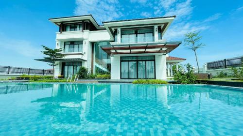 下龙湾View View Villas Hạ Long 6A01 - 8Br -Pool的一座房子前面设有游泳池