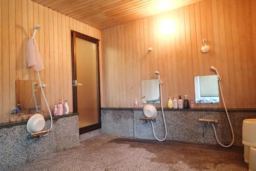 丰冈市ワンコと泊まるジャスミンクリーク的浴室设有2个水槽和2面镜子