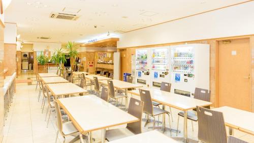 宫崎Toyoko Inn Miyazaki Ekimae的餐厅内带桌椅的用餐室