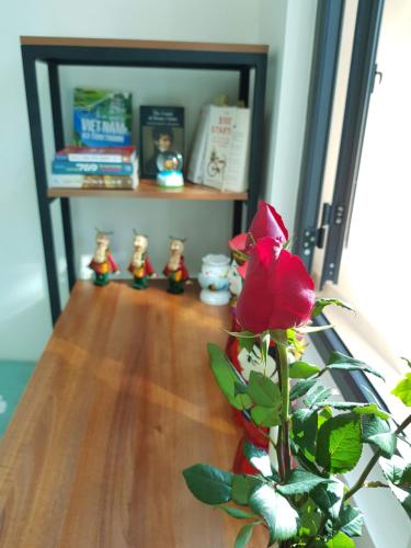 河内Water puppet nest - private and cozy space for you的坐在木桌旁花的植物