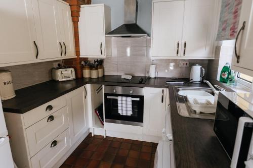 HILLSIDE COTTAGE - 3 bed property in North Wales opposite Adventure Park Snowdonia的厨房或小厨房