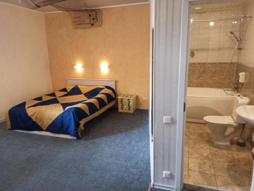 LaagnaHotel Laagna的一间卧室配有一张床、一个浴缸和一个水槽