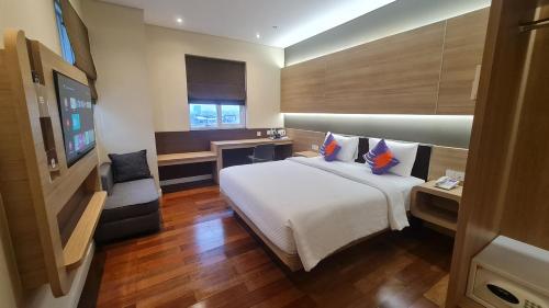 雅加达FOX Lite Grogol Jakarta的酒店客房,配有床和电视