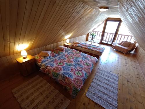 利普托斯基米库拉斯Zbojnícka drevenica 3的卧室享有上方的景致,配有1张床和1张沙发