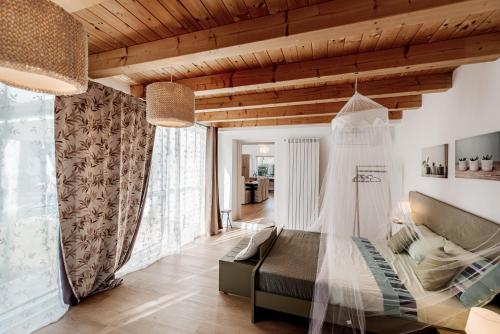 MálchinaLa Casa di Gabri的一间卧室设有一张床和一个大窗户