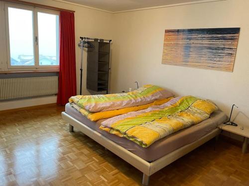 布里恩茨Villa Monkey的一间卧室配有一张带两个枕头的床