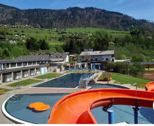 蓬高地区圣法伊特Hotel Lercher的度假村内带滑梯的游泳池