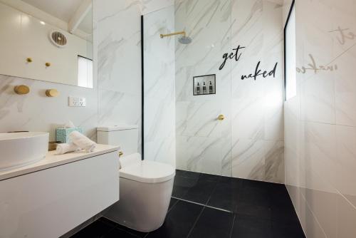 坎贝尔港奥考港口汽车旅馆的白色的浴室设有卫生间和淋浴。