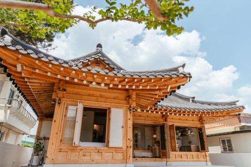 庆州Gyeongju Hanok Sohwa的一座带中国屋顶的木制建筑