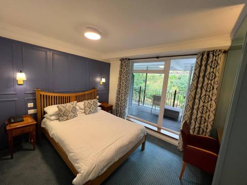 兰戈伦The Chainbridge Hotel的一间卧室设有一张床和一个大窗户