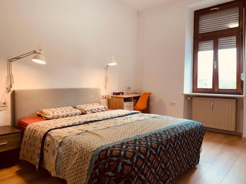 卢森堡Nice rooms in Beggen house - In Luxembourg city的一间卧室配有一张床、一张书桌和一个窗户。
