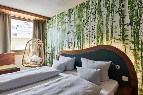 慕尼黑茧史塔克豪斯酒店的一间卧室设有一张床,墙上有树木
