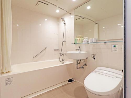 横滨Chisun Inn Yokohama Tsuzuki的浴室配有卫生间、浴缸和水槽。