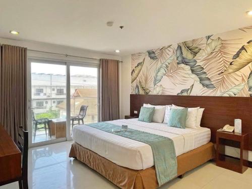 长滩岛乔尼的精品酒店的一间卧室配有一张壁画床