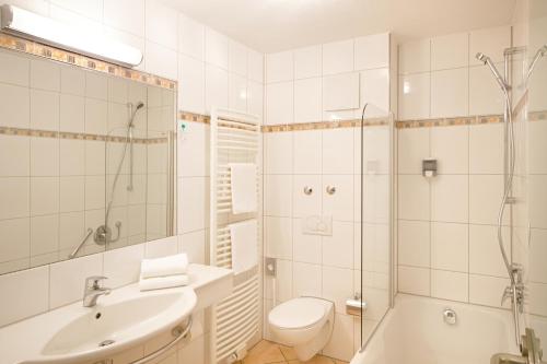 弗莱堡比尔豪斯尔餐厅酒店的带淋浴、卫生间和盥洗盆的白色浴室