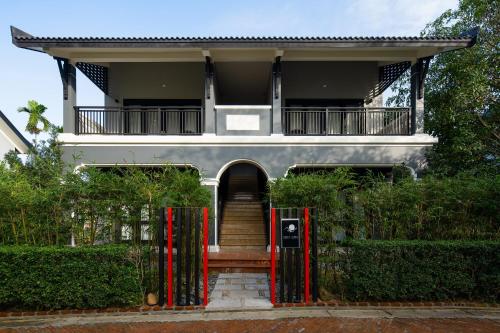 岘港Da Nang Mikazuki Japanese Villas & Spa的前面有红色门的房子