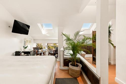 马贝拉Molo Luxury Suites Puerto Banus的一间卧室设有一张床和一间客厅。