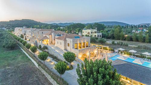 伊西翁Castello Antico Hotel的享有带游泳池的大型庄园的空中景致