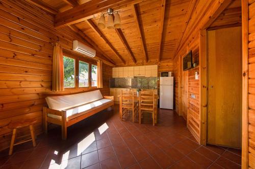 阿尔内斯埃尔斯珀茨露营酒店的小木屋设有厨房和一张床