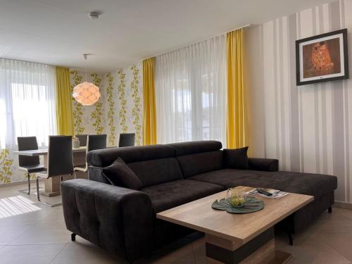多内斯科尔岑Apartment Fuchs - DON161 by Interhome的客厅配有沙发和桌子