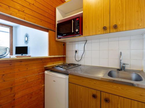 蒂涅Apartment Rond Point des Pistes-2 by Interhome的厨房配有水槽和微波炉