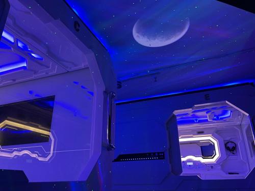 PusokBMAX SPACEPODS的一间拥有紫色天花板和新月亮的房间