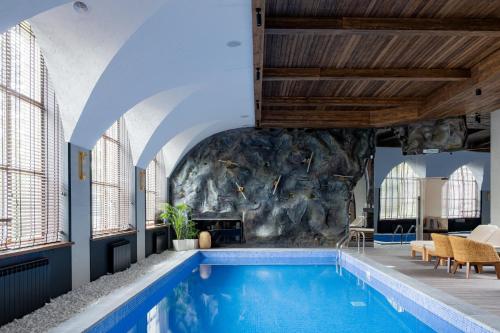 休钦斯克Дом у озера的一座带岩石墙的室内游泳池