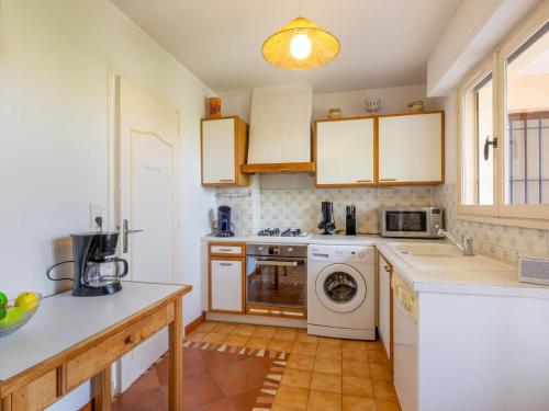 圣艾格夫Apartment Les Mimosas-1 by Interhome的厨房配有洗衣机和烘干机