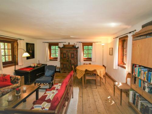 因斯布鲁克Holiday Home Vogelhütte by Interhome的客厅配有桌子和沙发