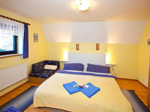 哈拉霍夫Apartment Rieger 2 by Interhome的一间卧室配有一张带2条蓝色毛巾的床