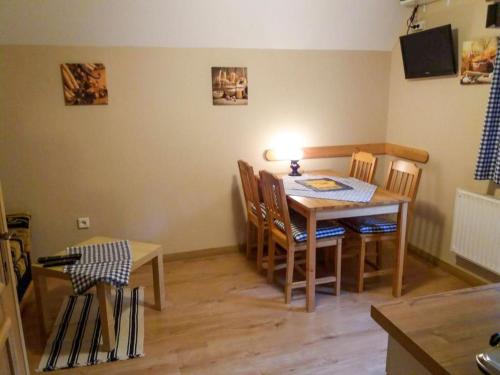 哈拉霍夫Apartment Rieger 2 by Interhome的厨房配有餐桌和椅子