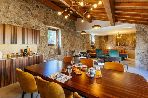帕科斯费雷拉ICH Inveja Country House的一间带木桌和椅子的用餐室