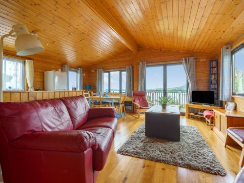 金罗斯Chalet Lodge 9 by Interhome的客厅配有红色的沙发和桌子
