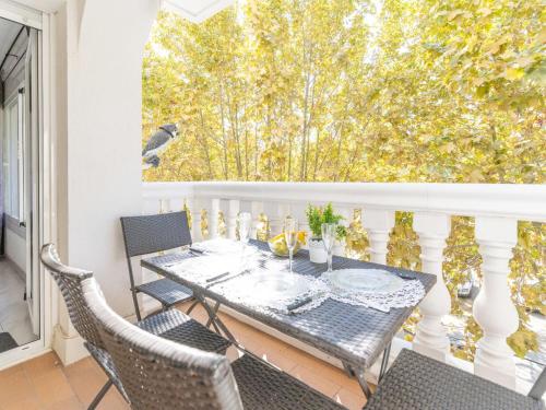 艾姆布里亚布拉瓦Apartment Puigmal by Interhome的阳台配有桌椅和窗户。