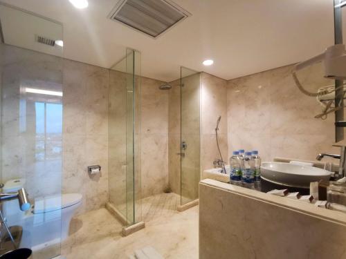 帕卢贝斯特韦斯特加可可帕卢酒店 的带淋浴和盥洗盆的浴室