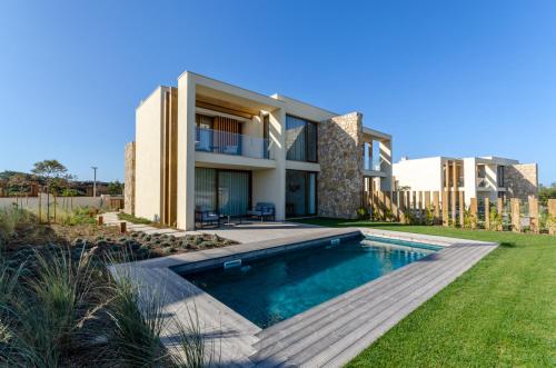 普拉亚德尔瑞伊West Cliffs Ocean and Golf Resort的一座带游泳池和房子的别墅